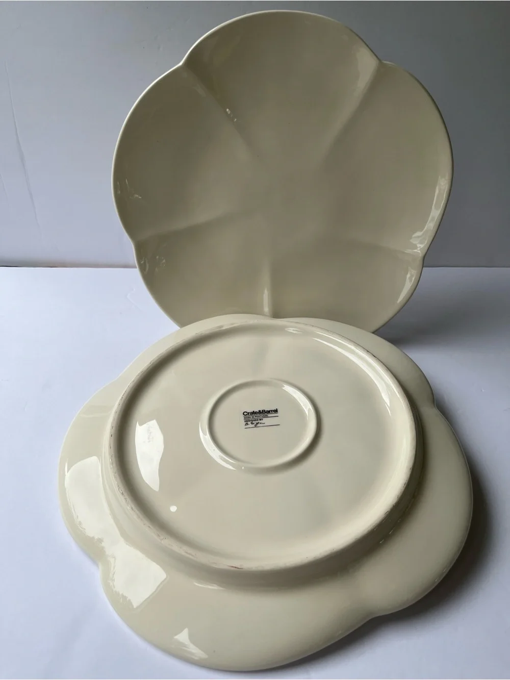Crate & Barrel PETAL 2 Dinner Plates B Eigen Flower Shaped Creamy White